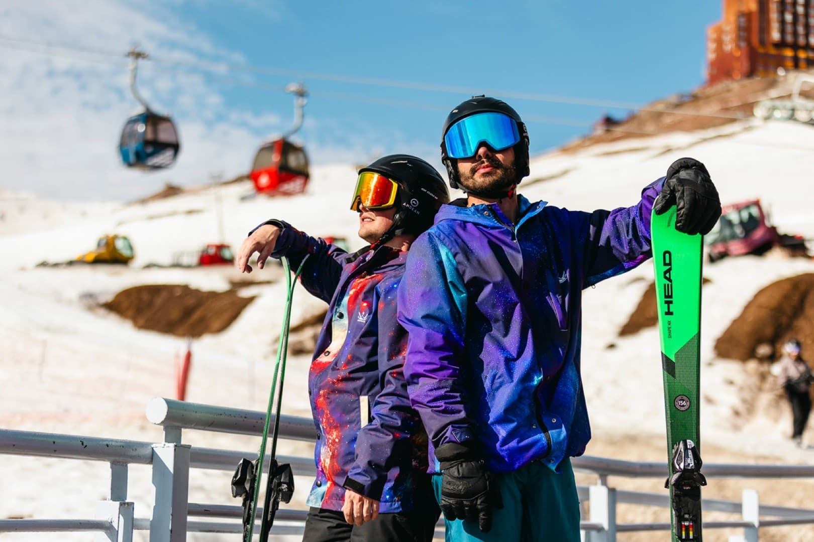 Casal com roupas coloridas para esqui e snowboard