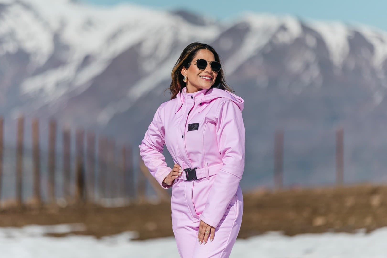 Mulher com macacão rosa na neve